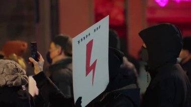 Gece Caddesi Prostest 'i, afişlerle. Yüksek kalite 4k görüntü