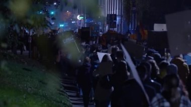Gece Caddesi Prostest 'i, afişlerle. Yüksek kalite 4k görüntü