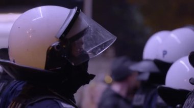 Gece Caddesi Prostest 'i, afişlerle. Yüksek kalite 4k görüntü yavaş çekim