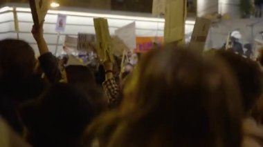 Gece Caddesi Prostest 'i, afişlerle. Yüksek kalite 4k görüntü