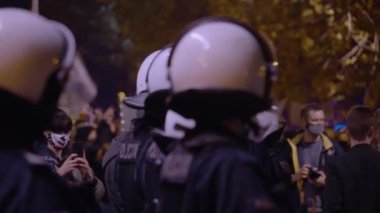Gece Caddesi Prostest 'i, afişlerle. Yüksek kalite 4k görüntü yavaş çekim