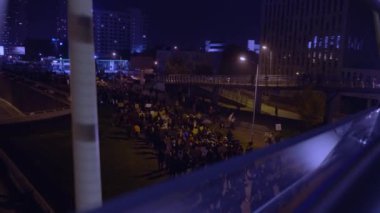 Gece Caddesi Prostest 'i, afişlerle. Yüksek kalite 4k görüntü
