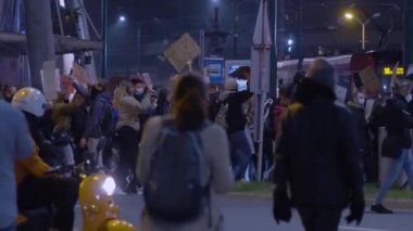 Gece Caddesi Prostest 'i, afişlerle. Yüksek kalite 4k görüntü