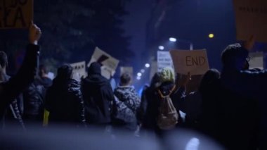 Gece Caddesi Prostest 'i, afişlerle. Yüksek kalite 4k görüntü