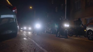 Gece protestocuları. Yüksek kalite 4k görüntü Yavaş çekim