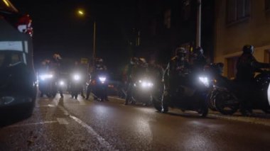 Gece protestocuları. Yüksek kalite 4k görüntü Yavaş çekim