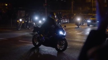 Gece protestocuları. Yüksek kalite 4k görüntü Yavaş çekim