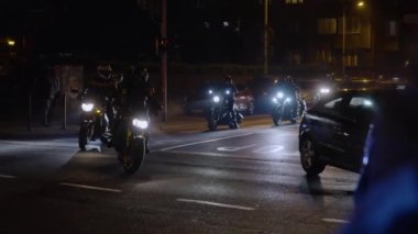 Gece protestocuları. Yüksek kalite 4k görüntü Yavaş çekim