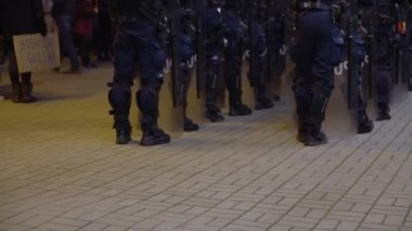 Gece Caddesi Prostest 'i, afişlerle. Yüksek kalite 4k görüntü yavaş çekim