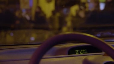 Sürücüler protestoculara bakıyor. Yüksek kalite 4k görüntü yavaş çekim