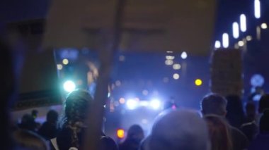 Gece Caddesi Prostest 'i, afişlerle. Yüksek kalite 4k görüntü