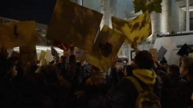 Gece Caddesi Prostest 'i, afişlerle. Yüksek kalite 4k görüntü