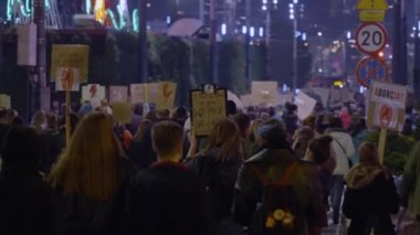 Gece Caddesi Prostest 'i, afişlerle. Yüksek kalite 4k görüntü
