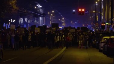 Gece Caddesi Prostest 'i, afişlerle. Yüksek kalite 4k görüntü