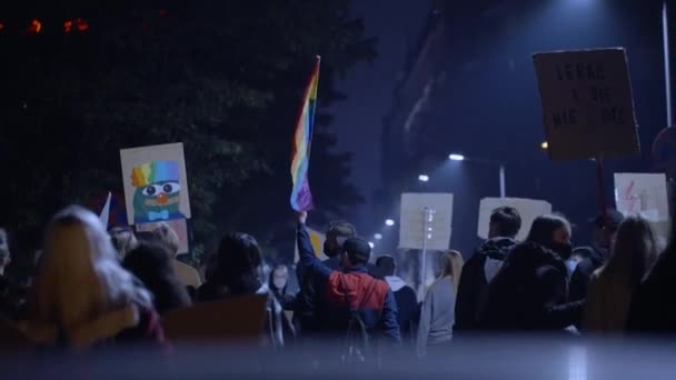 Nächtliche Straßenproteste Mit Transparenten Hochwertiges Filmmaterial — Stockvideo