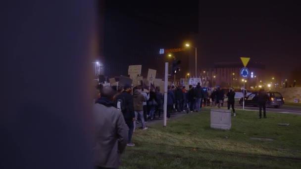 バナー付きの夜の街の抗議 高品質4K映像 — ストック動画