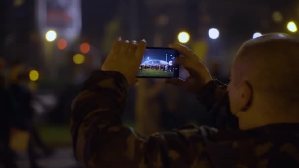 Nächtliche Straßenproteste Mit Transparenten Hochwertiges Filmmaterial — Stockvideo