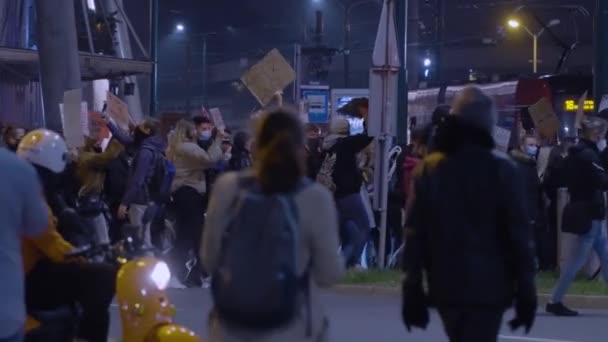 Noite Rua Prostesto Com Banners Imagens Alta Qualidade — Vídeo de Stock