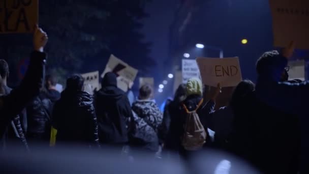 Nächtliche Straßenproteste Mit Transparenten Hochwertiges Filmmaterial — Stockvideo