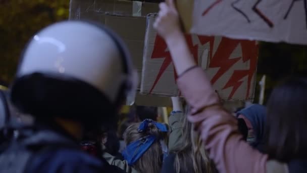 Kvällsgatan Protesterar Med Banderoller Hög Kvalitet Film Slow Motion — Stockvideo