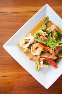 Deniz ürünleri yeşil köri