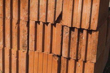 Bir yığın kil tuğla. İnşaat için malzeme. Yüksek kalite fotoğraf.