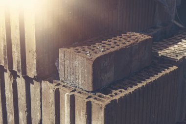 Bir yığın kil tuğla. İnşaat için malzeme. Yüksek kalite fotoğraf.