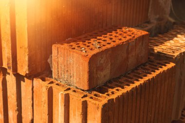 Bir yığın kil tuğla. İnşaat için malzeme..
