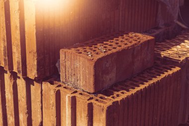 Bir yığın kil tuğla. İnşaat için malzeme..
