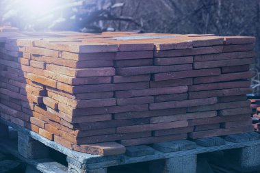 Bir yığın kil tuğla. İnşaat için malzeme..