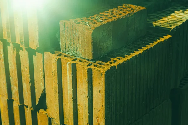 Bir yığın kil tuğla. İnşaat için malzeme..