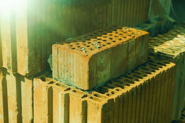 Bir yığın kil tuğla. İnşaat için malzeme..