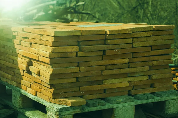 Bir yığın kil tuğla. İnşaat için malzeme..