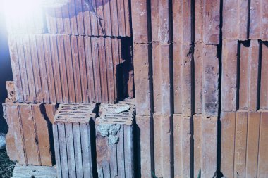 Bir yığın kil tuğla. İnşaat için malzeme..