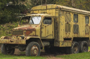 Yeşil alanda askeri kamyon enkazı. Yüksek kalite fotoğraf