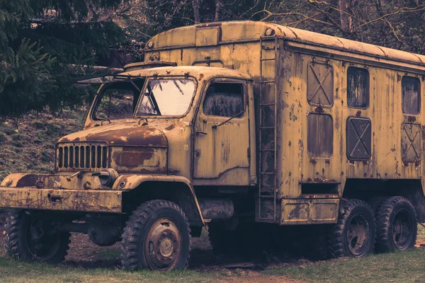 Yeşil alanda askeri kamyon enkazı. Yüksek kalite fotoğraf