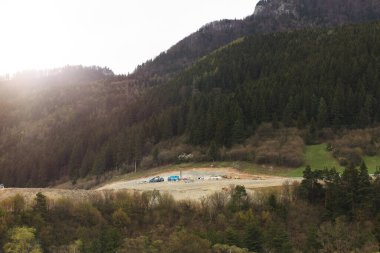 Otoyol inşaatı dik dağ yamacında çalışır. Yüksek kalite fotoğraf