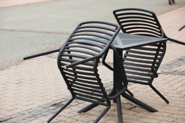 Masaları ve sandalyeleri olan boş bir restoran yaz terası. Yüksek kalite fotoğraf