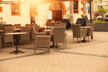 Masaları ve sandalyeleri olan boş bir restoran yaz terası. Yüksek kalite fotoğraf