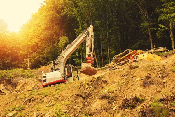 Excavatrice Travaillant Sur Construction Higway Sur Pente Raide Colline Photo — Photo