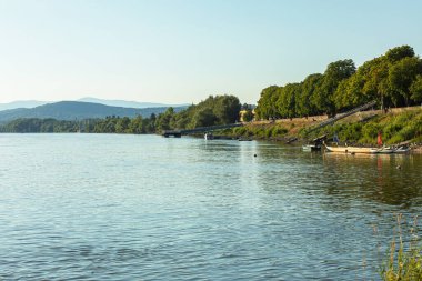 Sıcak ve güneşli bir günde Tuna Nehri kıyısı. Yüksek kalite fotoğraf