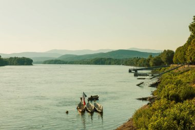 Macaristan 'ın Vac kentinde Tuna nehri kıyısında. Yüksek kalite fotoğraf