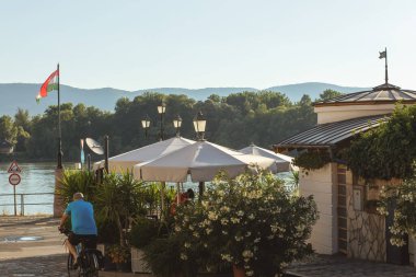Yazın güneşli bir günde kafe terasında. Yüksek kalite fotoğraf