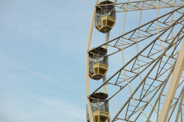 Sıcak bir yaz akşamında dönme dolap. Yüksek kalite fotoğraf