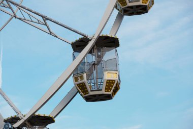 Sıcak bir yaz akşamında dönme dolap. Yüksek kalite fotoğraf