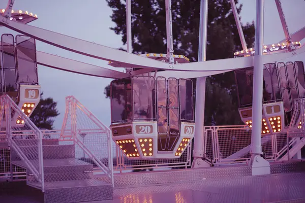 Sıcak bir yaz akşamında dönme dolap. Yüksek kalite fotoğraf