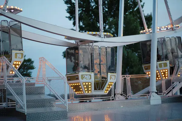 Sıcak bir yaz akşamında dönme dolap. Yüksek kalite fotoğraf