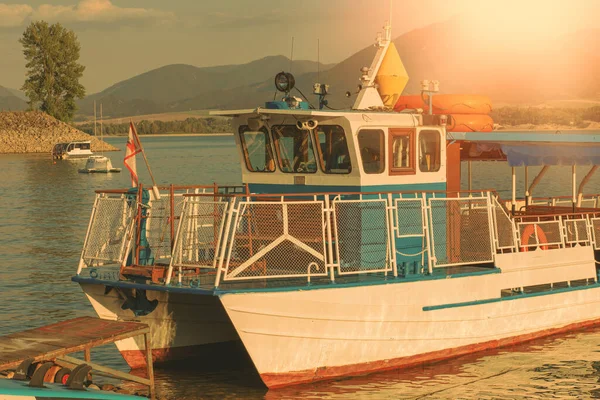 Лодка Озере Солнечный День Летом Высокое Качество Фото — стоковое фото
