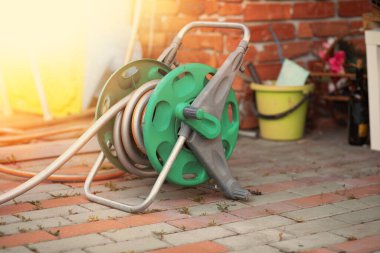Asfaltta bahçe hortumu makarası. Yüksek kalite fotoğraf