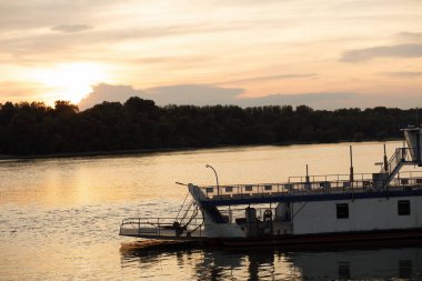 Günbatımında Macaristan 'daki Tuna Nehri' nde feribot. Yüksek kalite fotoğraf